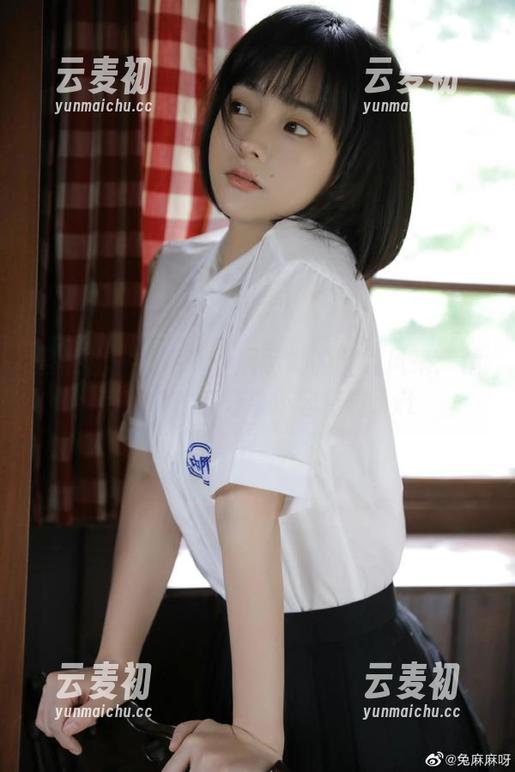 蜜桃社 - 琉璃lily展示她的御姐风采：精彩写真作品分享不容错过.txt