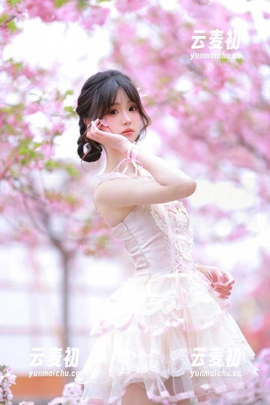 一场视觉的盛宴：袜小喵重点特写写真作品集探讨美学的多样性.txt