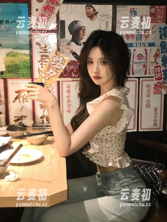 觅芙少女 - 在纯白世界中，灵儿用高清图片编织她的美丽故事.txt