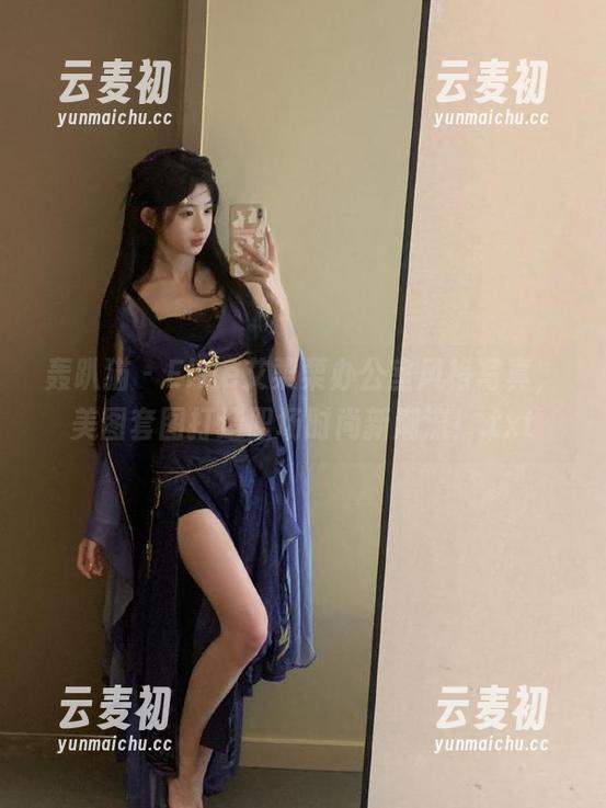轰趴猫 - Ellie艾栗栗办公室风格写真，美图套图打造职场时尚新潮流！.txt
