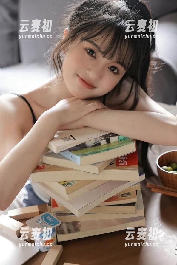 轰趴猫 - 陈雅漫学姐的无圣光写真，图片展示了她的个性与时尚品味的完美结合.txt