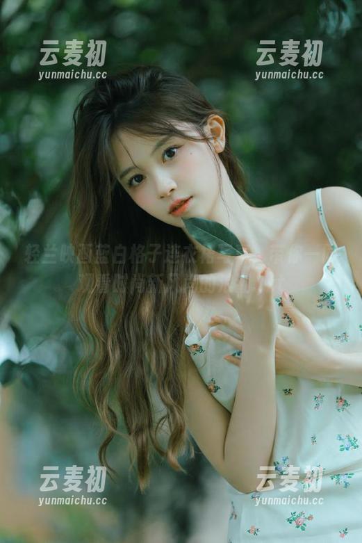 轻兰映画蓝白格子连衣裙写真，带你一同观看时尚新风尚的浪潮.txt