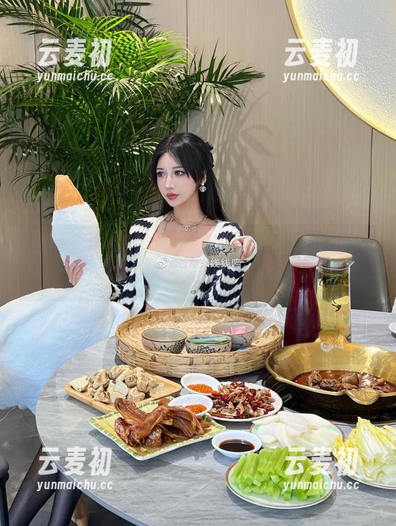 迎接炎炎夏日，过期米线线喵全新比基尼作品更新为你带来清凉一夏.txt