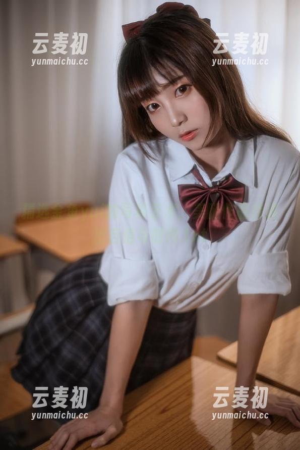 精选金鱼yui的写真艺术，美腿作品传递出自信与时尚.txt