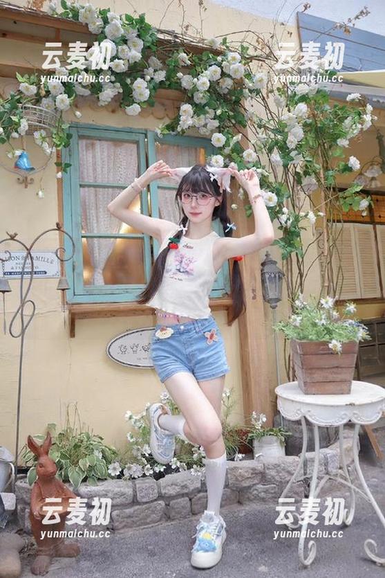 青豆客 - 走进莫雅淇空姐的写真世界，原图中的她宛如仙女，快来体验不一样的美！.txt