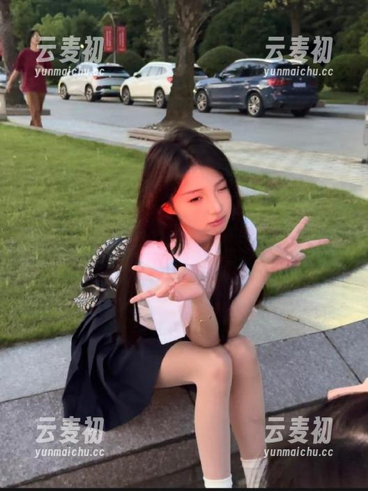 青豆客 - 定制写真：黄梦羡的皮衣魅力，探索个性与优雅的完美交融.txt
