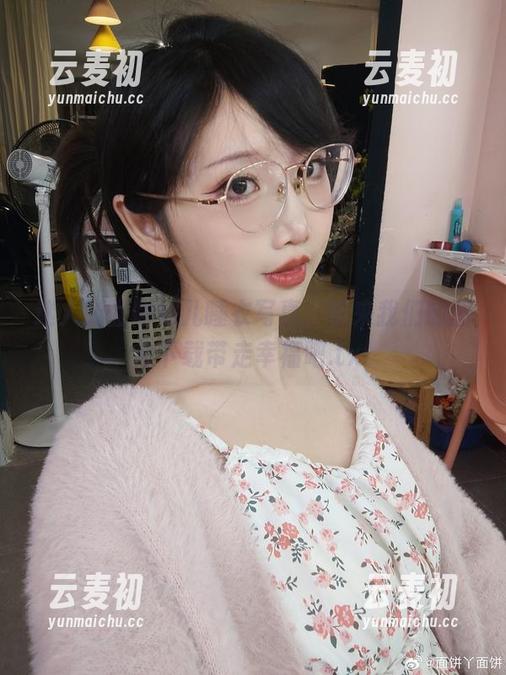 迷人的面饼仙儿睡衣写真，快来我们的图库下载带走幸福吧.txt