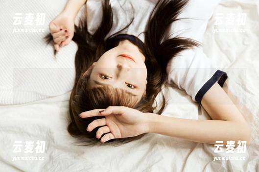 魅妍社 - 全套灰丝写真图包，闵妮Mily优雅气质尽显无遗。.txt