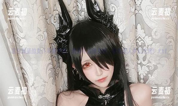 黑白御猫的女仆写真图集：唯美与幻想交织，带你进入梦幻之境！.txt